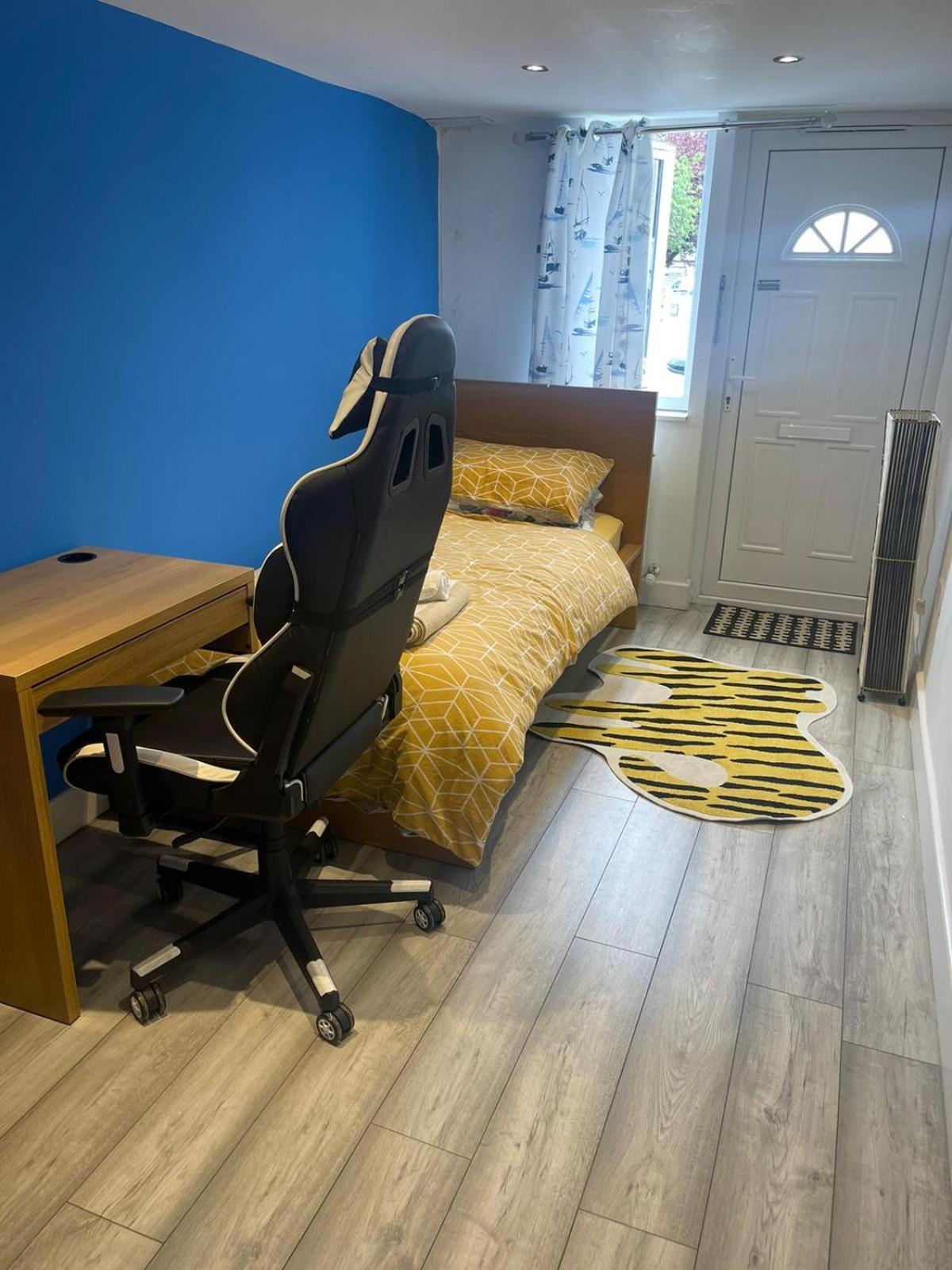 One Bedroom In Spacious Bungalow, Free Parking & Private Entrance Homestay