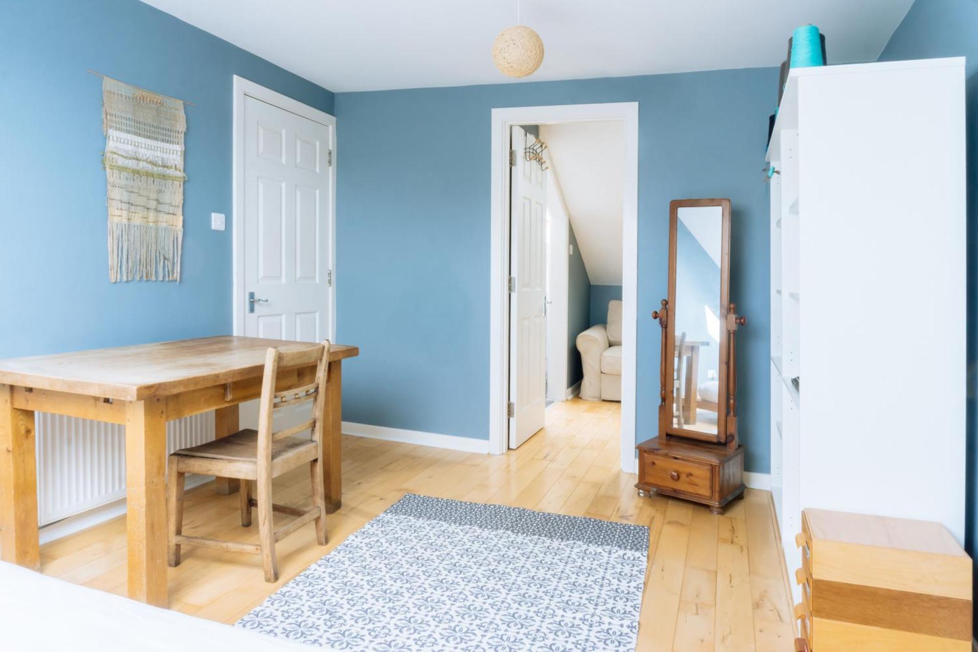 Stylish 3 Bedroom Near Hollyrood Park