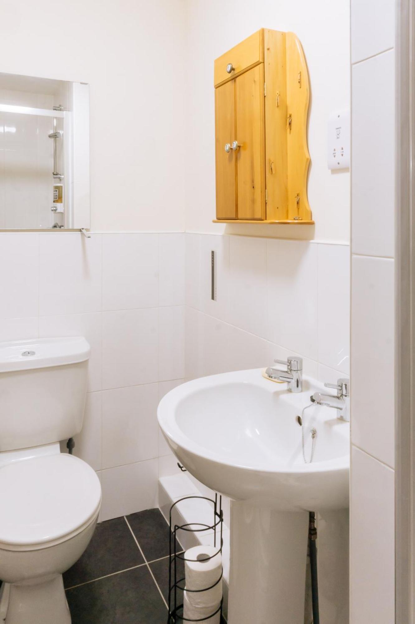Stylish 3 Bedroom Near Hollyrood Park