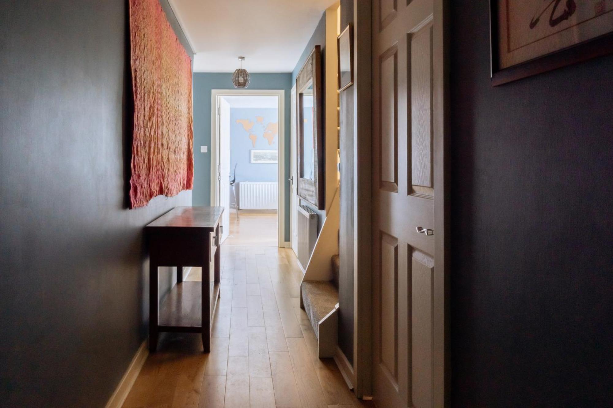 Stylish 3 Bedroom Near Hollyrood Park *
