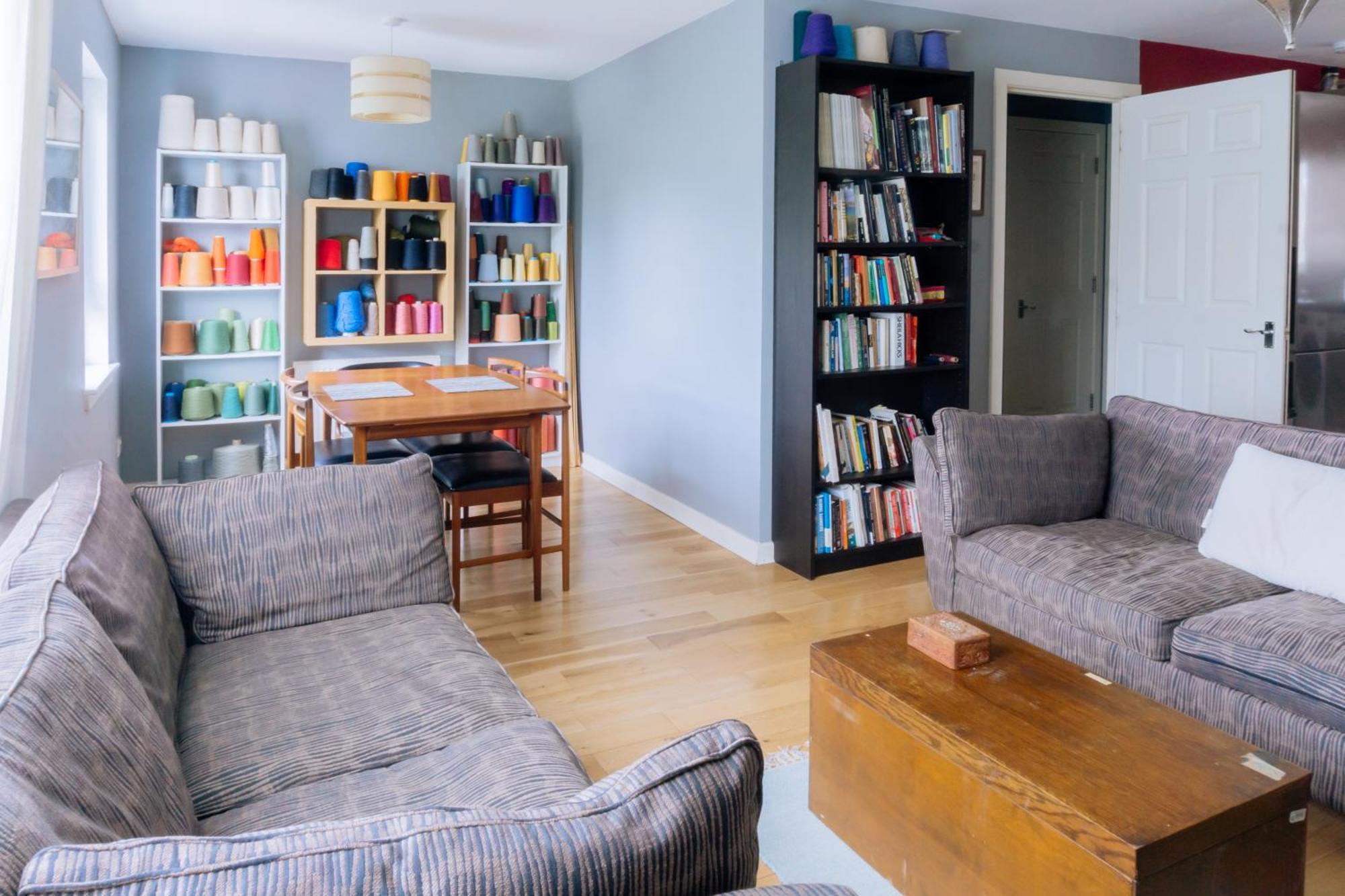 Stylish 3 Bedroom Near Hollyrood Park Apartment *