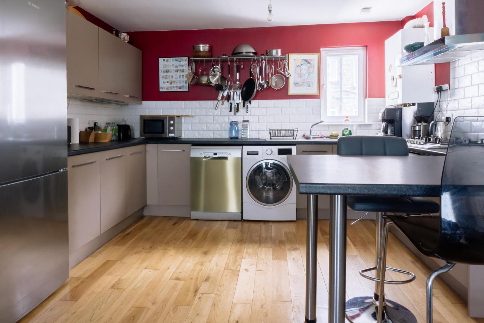 Stylish 3 Bedroom Near Hollyrood Park Apartment *