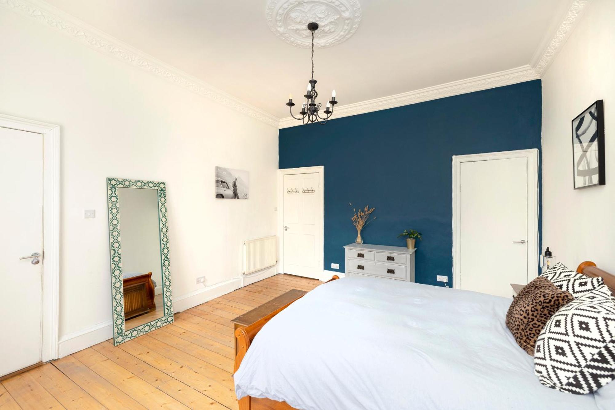 Chic West End 2-bedroom In Centre Apartment *