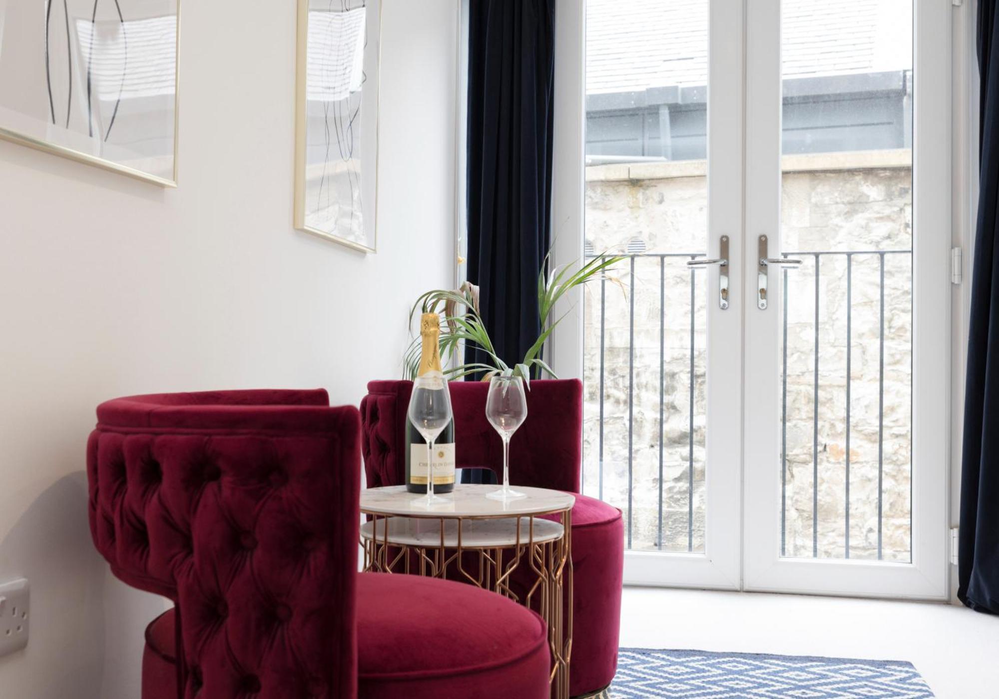Stylish Mews House Old Town 1-br With Parking * EDI