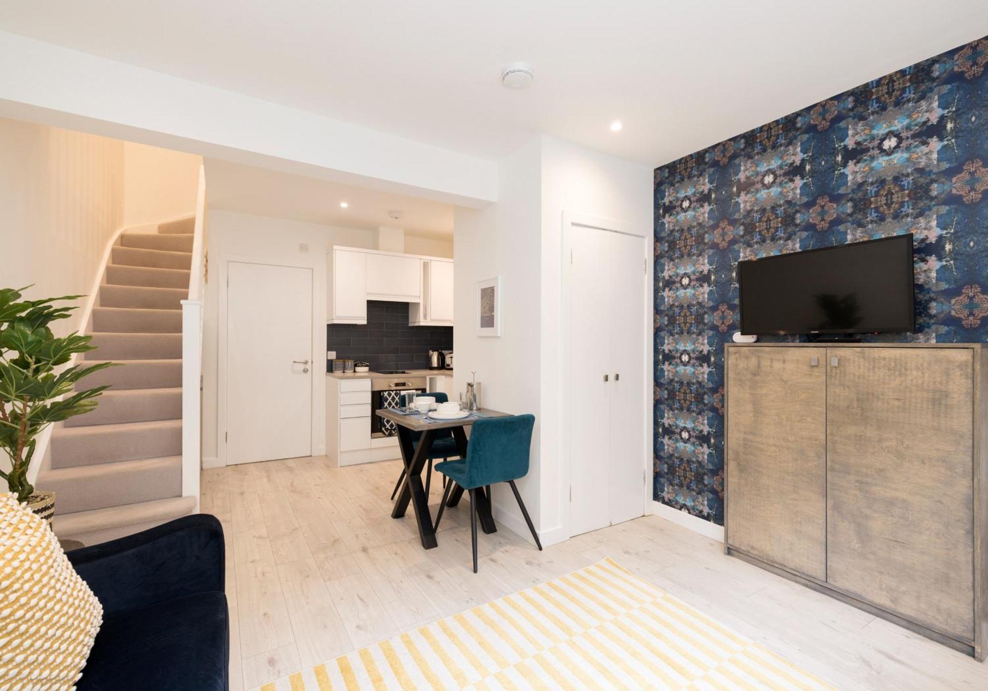Stylish Mews House Old Town 1-br With Parking * EDI