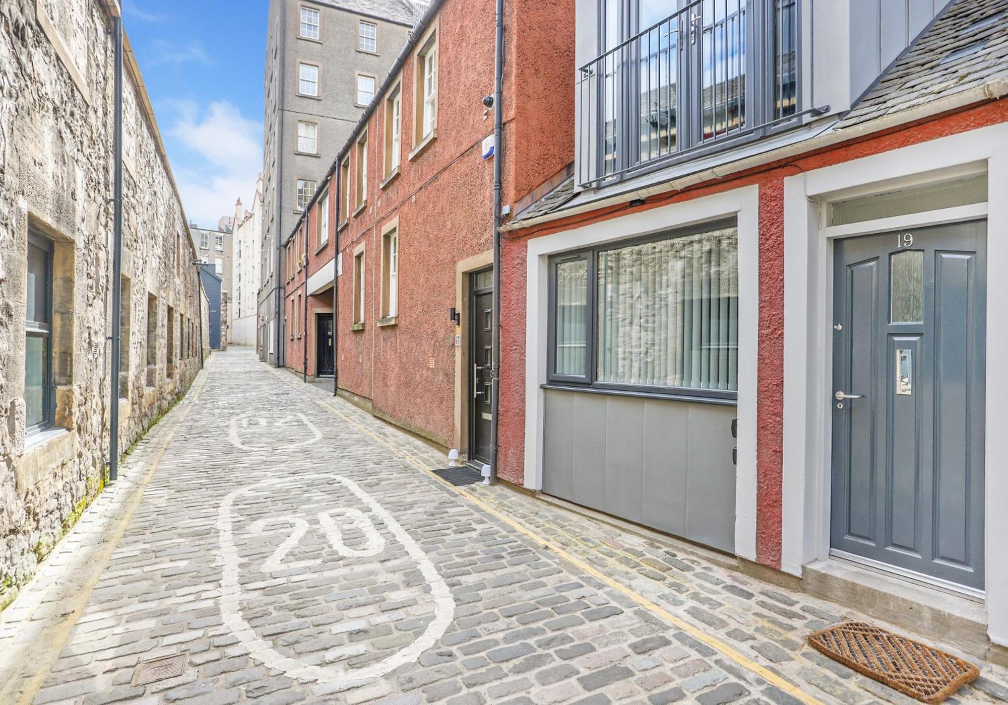 Apartment Stylish Mews House Old Town 1-br With Parking EDI