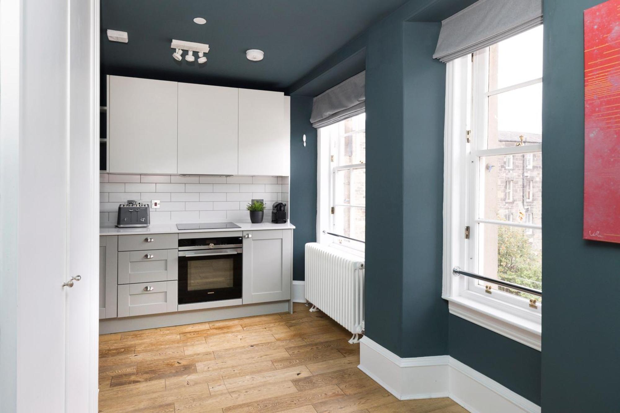 Joivy Spacious 2br Apt, Moments From West End Apartment