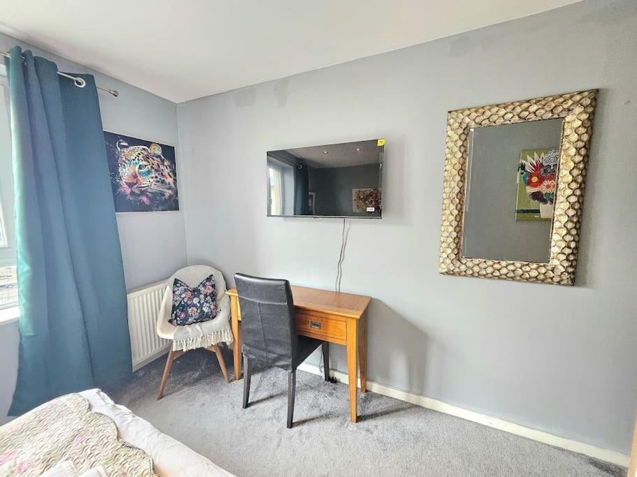 Apartment 4 Separate Beds, Sleeps 6, Beautiful 2 Bed *