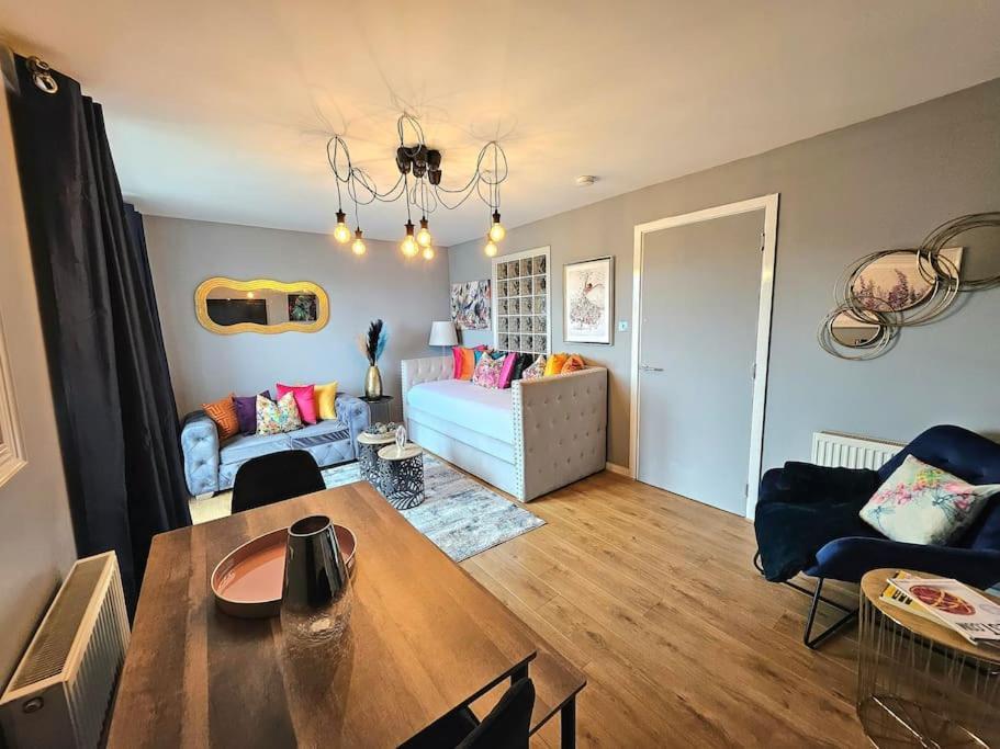 4 Separate Beds, Sleeps 6, Beautiful 2 Bed