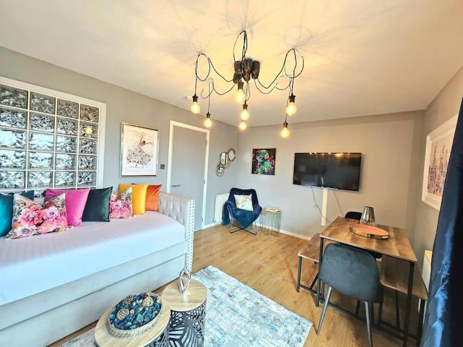 4 Separate Beds, Sleeps 6, Beautiful 2 Bed Apartment *