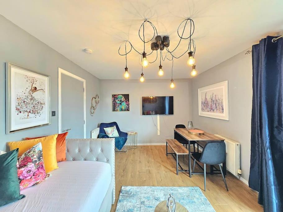 Apartment 4 Separate Beds, Sleeps 6, Beautiful 2 Bed Edinburgh