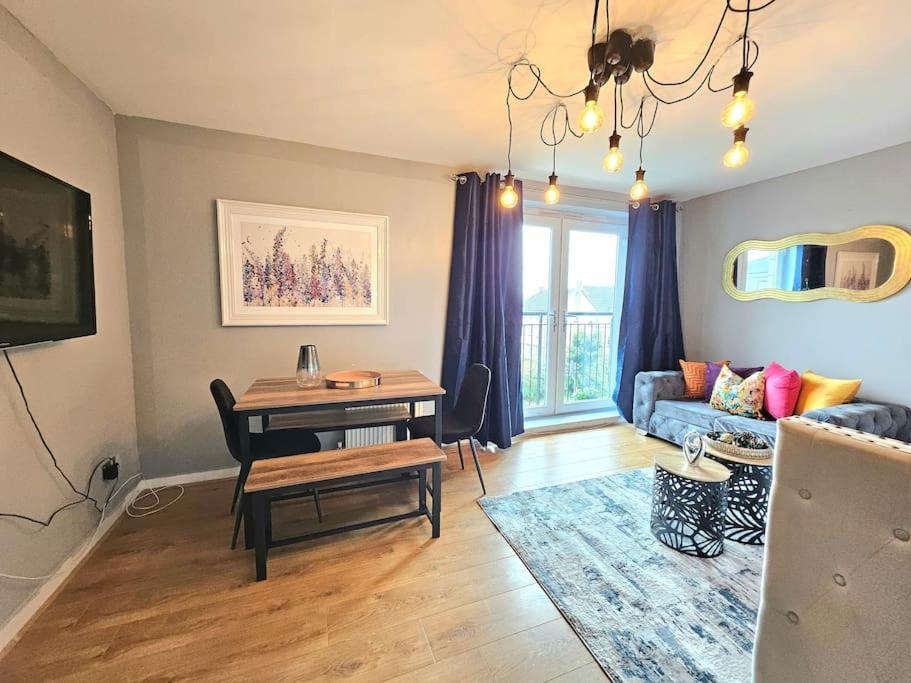 4 Separate Beds, Sleeps 6, Beautiful 2 Bed *