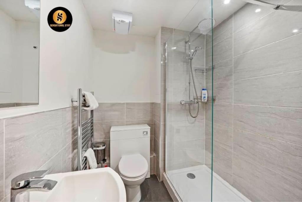 4 Separate Beds, Sleeps 6, Beautiful 2 Bed Apartment *