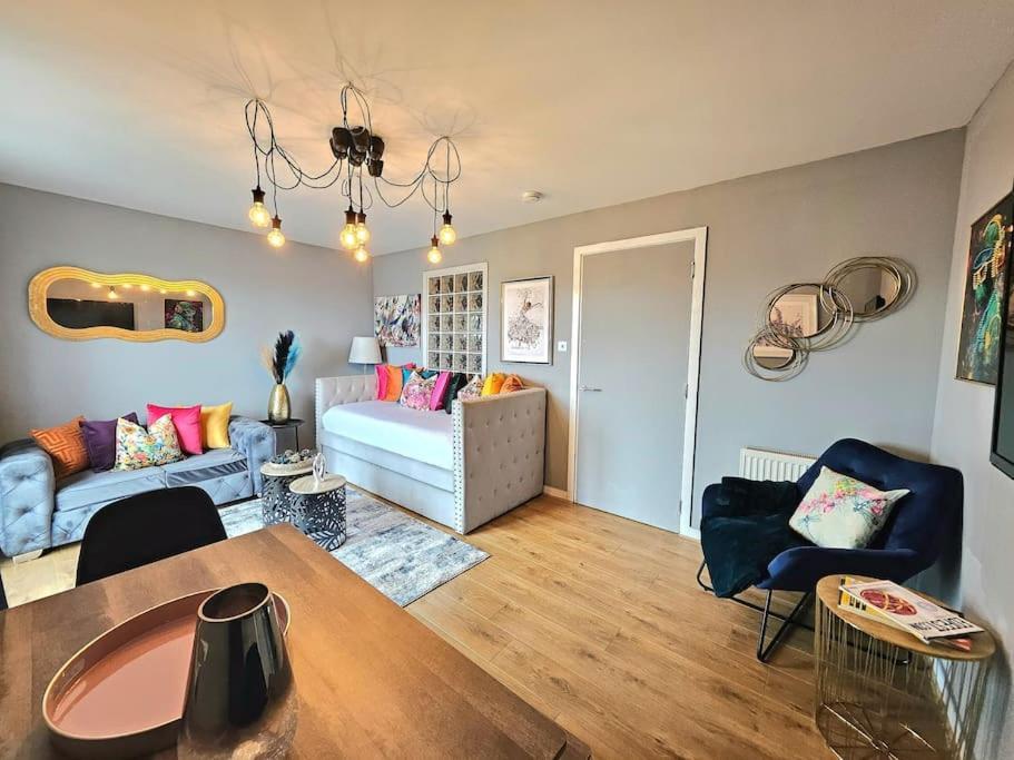 4 Separate Beds, Sleeps 6, Beautiful 2 Bed