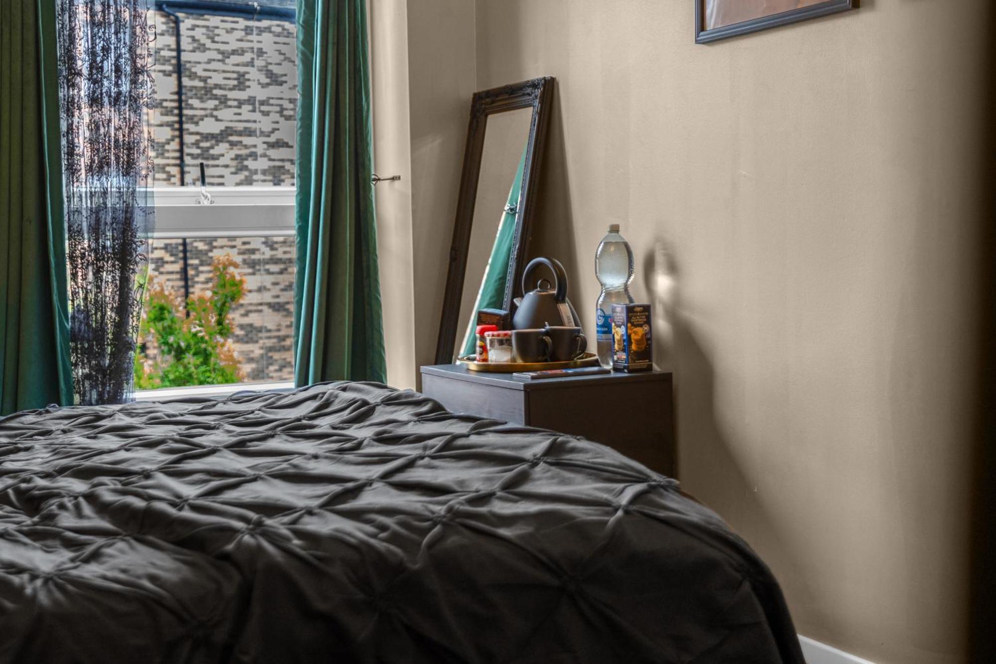 Cosy, Stylish Bedroom For Business And Work Travellers Guest house *
