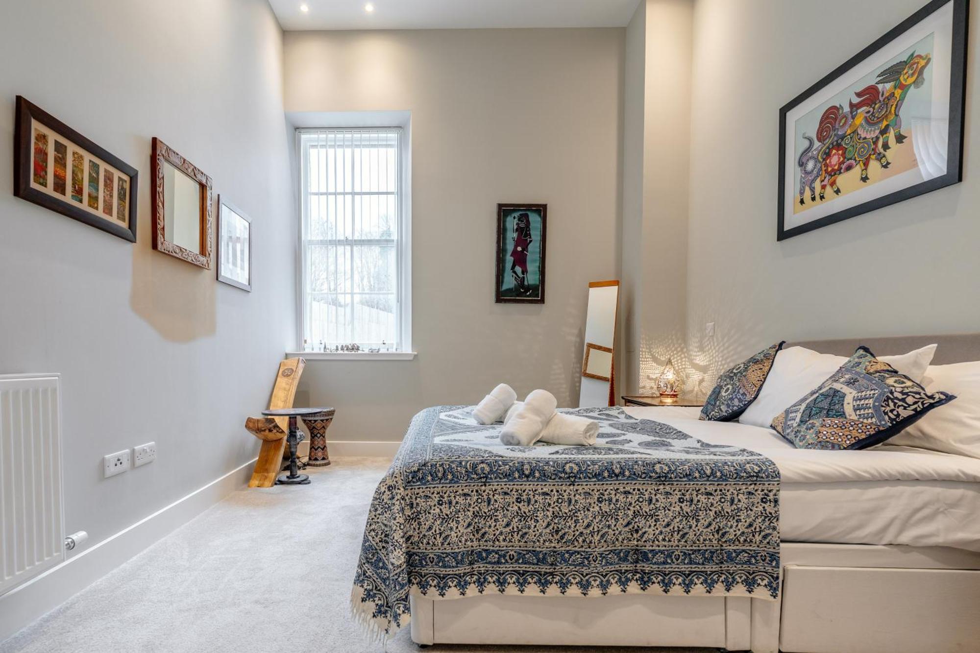 Unique Two Bed In Apartment *