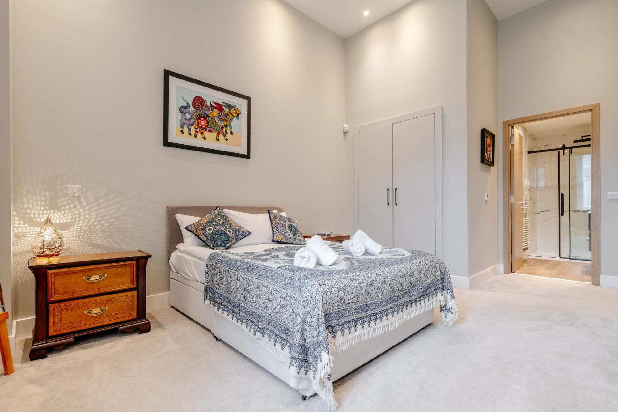 Unique Two Bed In Apartment *