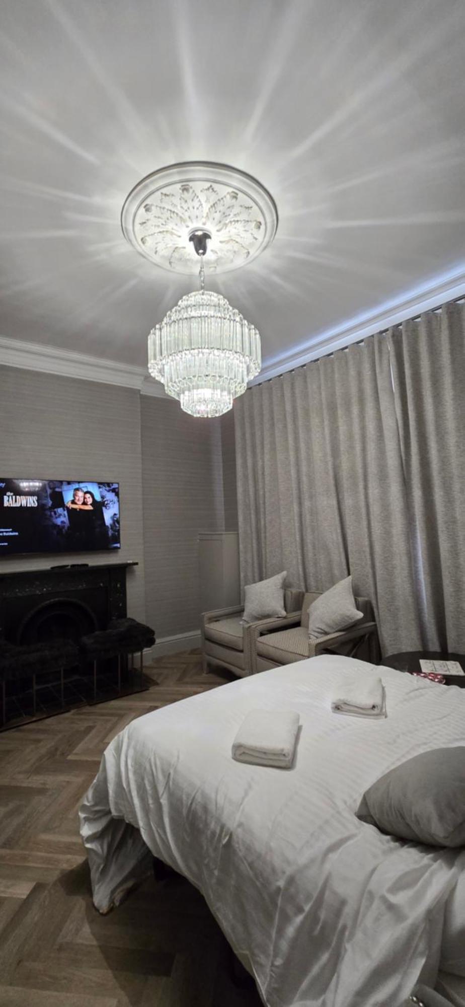 2 Bedroom Sofa Bed In Livingroom Castle View 1st Floor Sleeps 6 * Edinburgh
