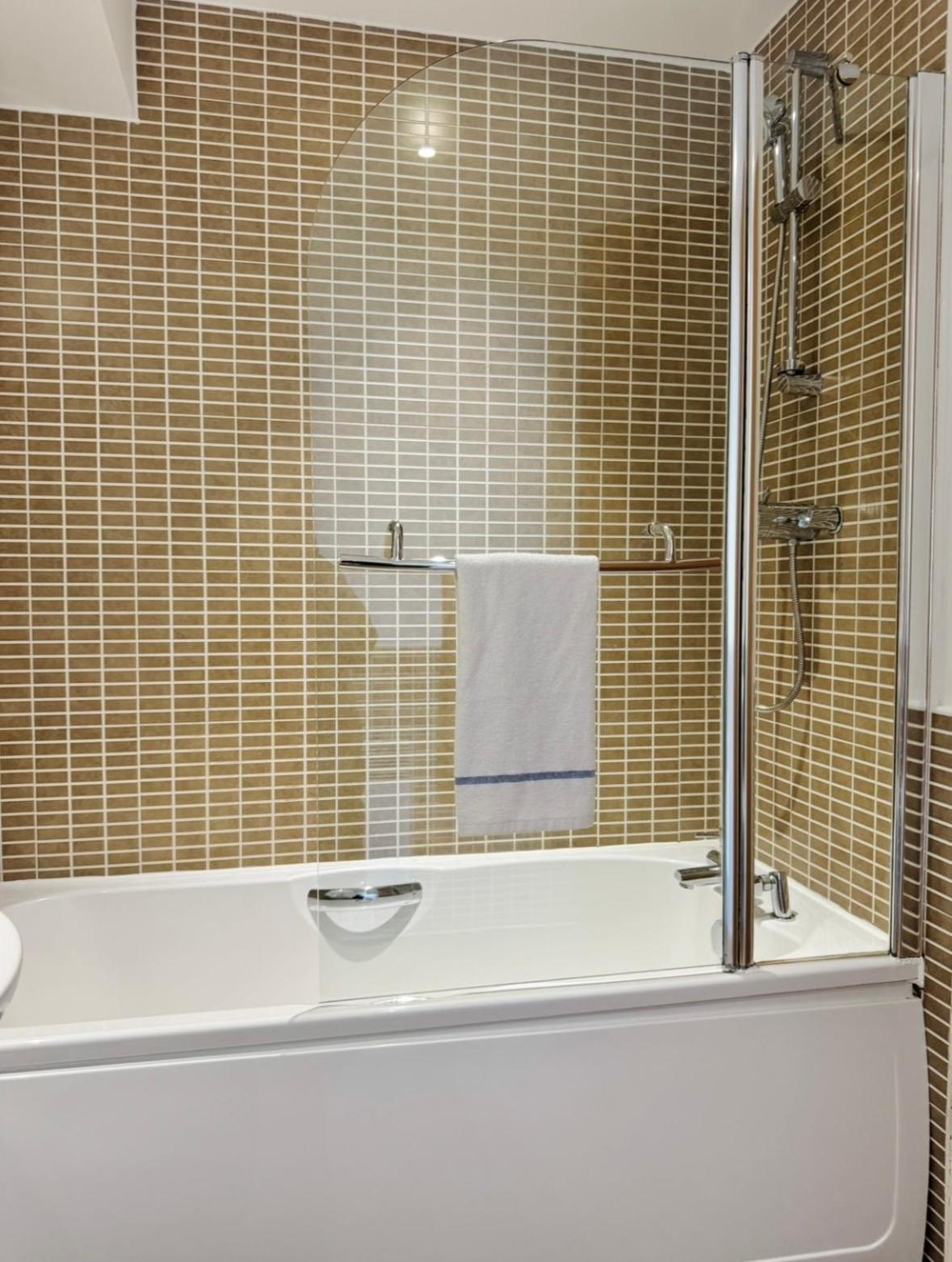 Apartment Modern Two Bedroom EDI