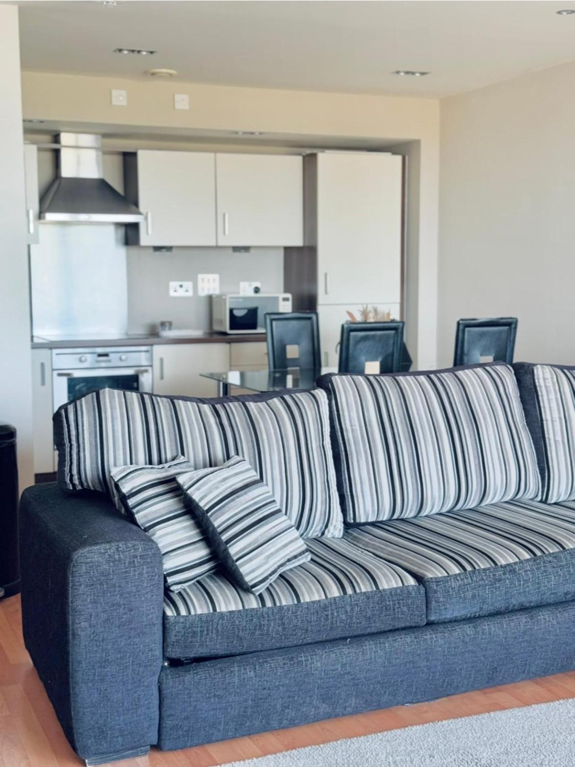 Modern Two Bedroom Apartment *