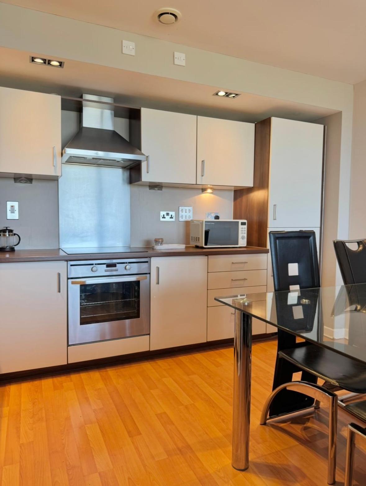Apartment Modern Two Bedroom *