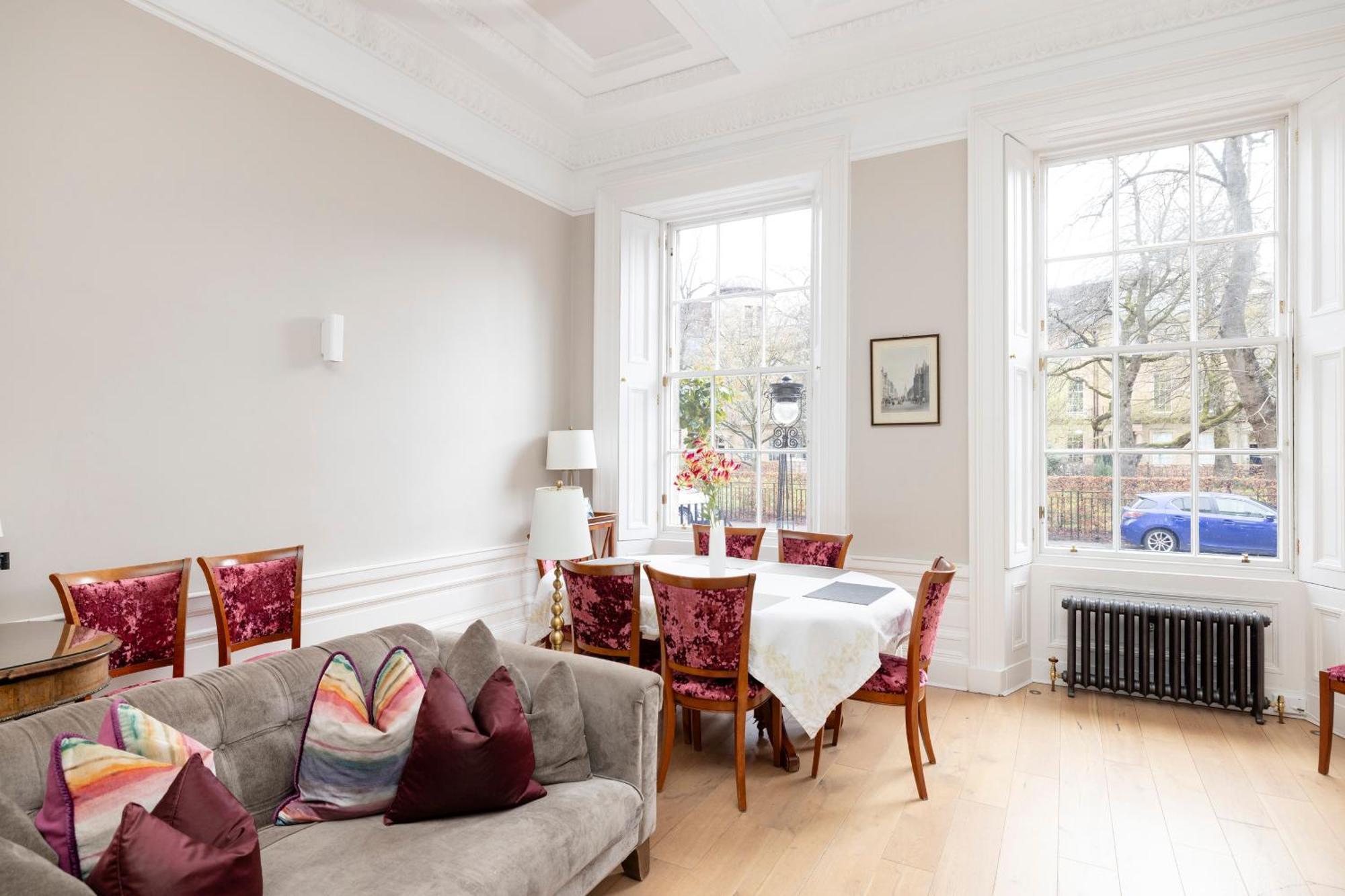 Joivy Ultra Luxe Near Princes Street Apartment