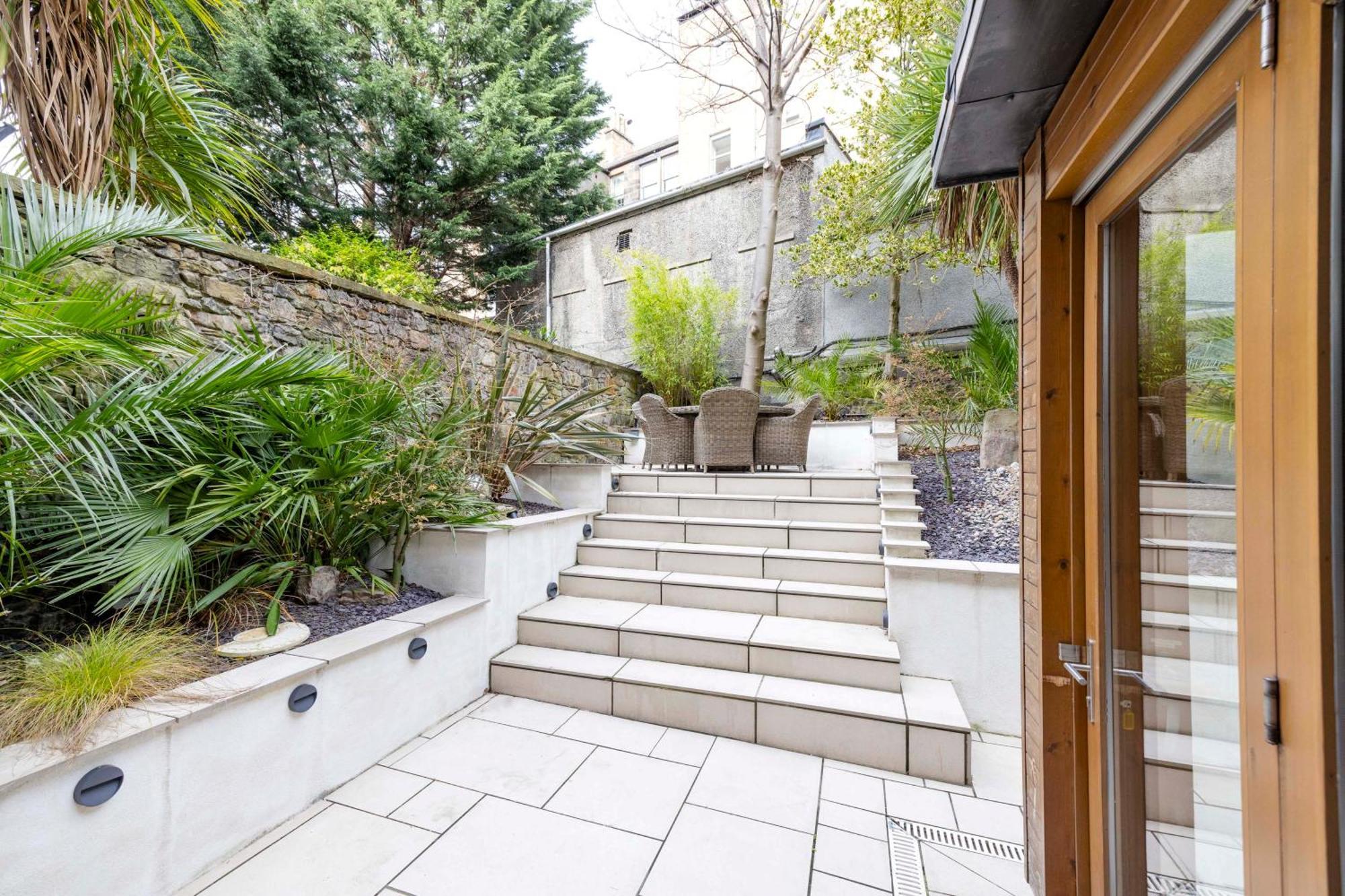 Joivy Ultra Luxe Near Princes Street Apartment EDI
