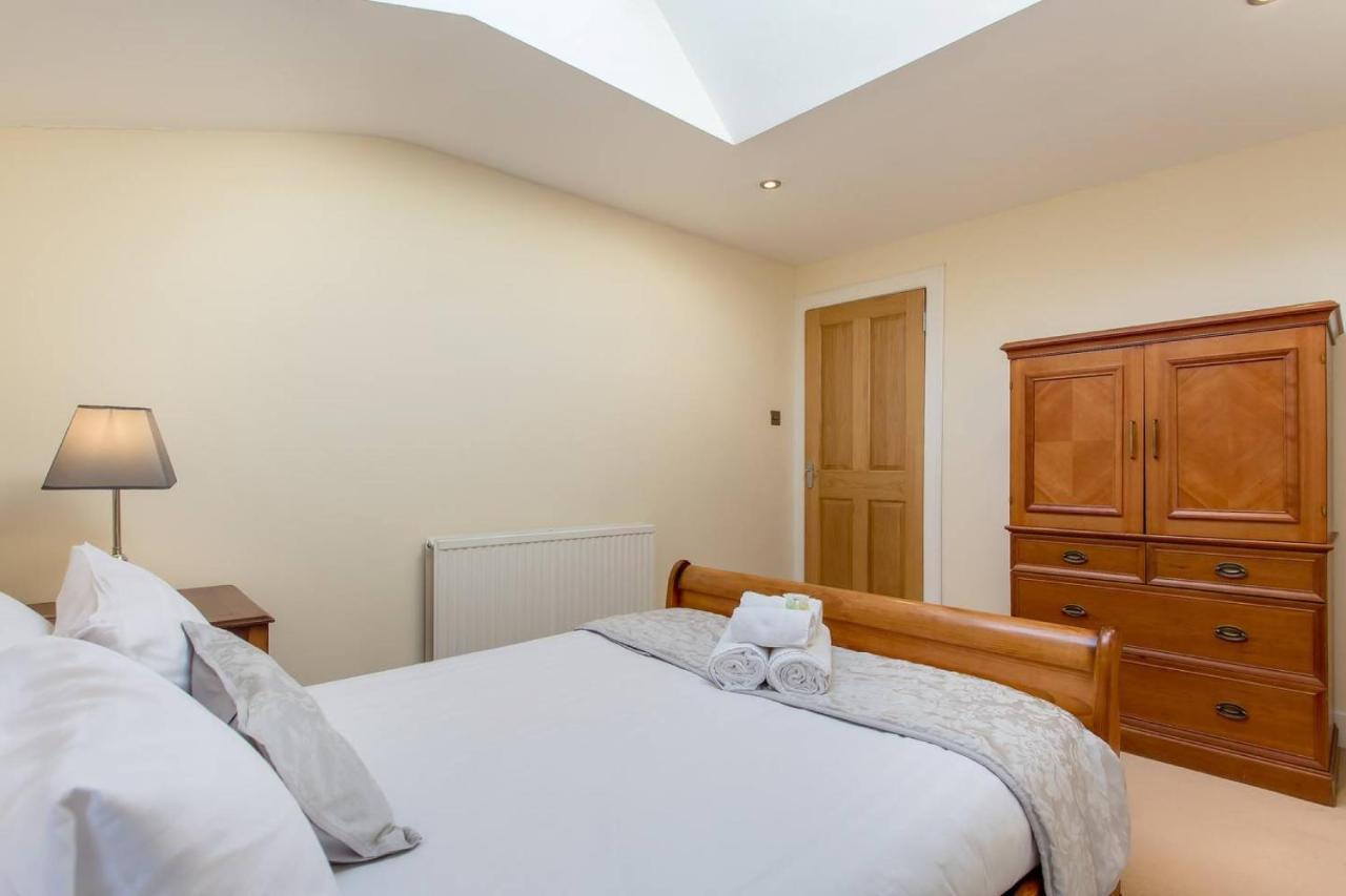 Altido Spacious 3br Mews House Behind Calton Hill Edinburgh