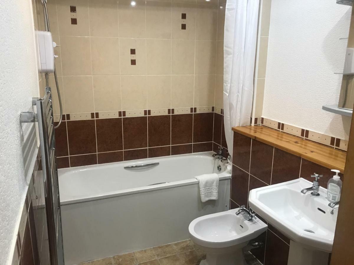 Fantastic 3 Double Bedrooms 2 Bathrooms Garden Sleeps 6 *