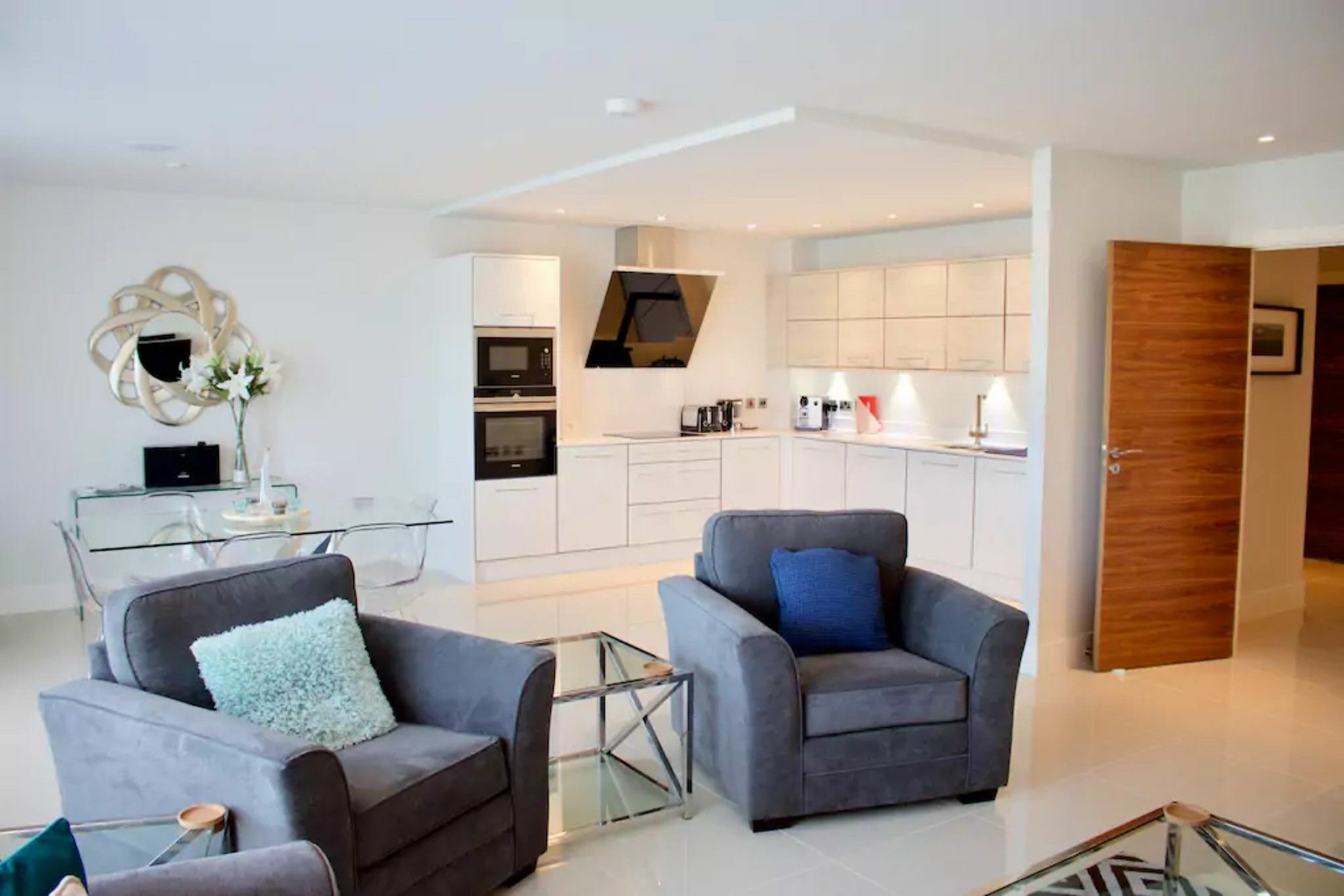 Apartment Luxurious - Sleeps 6 *