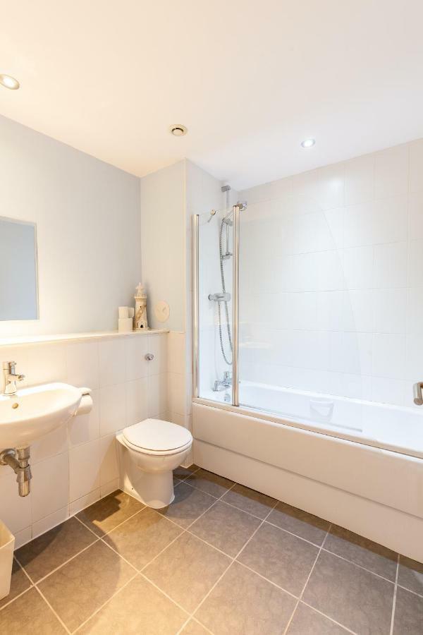 Modern Two Bedroom Apartment *